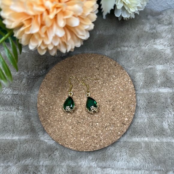Emerald Green Dangle Earrings - Picture 1 of 3
